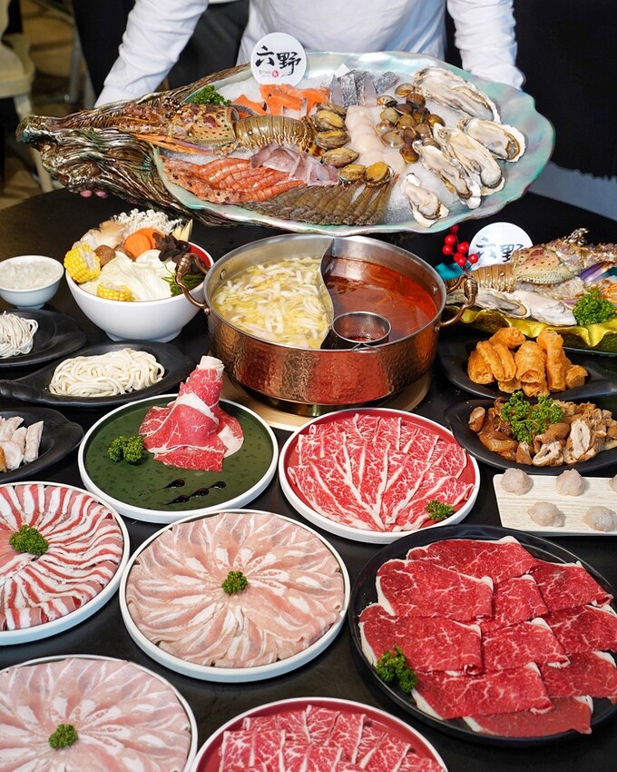 新竹麻辣鍋推薦!「六野鴛鴦鍋物」不能錯過超浮誇頂級豪華巨無霸貝殼海鮮船,整體食材新鮮,重點是湯頭好喝,鴨血、豆腐、酸菜都能無限續! - 阿華田的美食日記