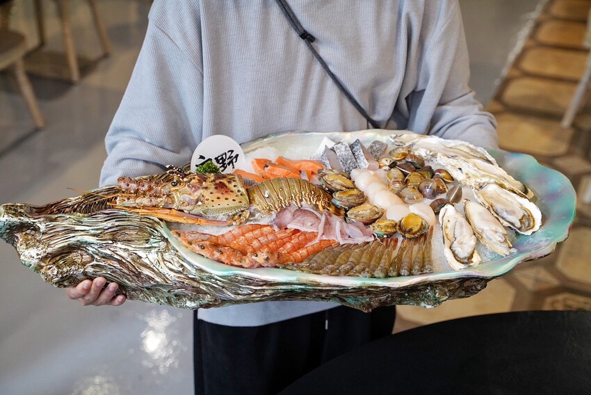 新竹麻辣鍋推薦!「六野鴛鴦鍋物」不能錯過超浮誇頂級豪華巨無霸貝殼海鮮船,整體食材新鮮,重點是湯頭好喝,鴨血、豆腐、酸菜都能無限續! - 阿華田的美食日記