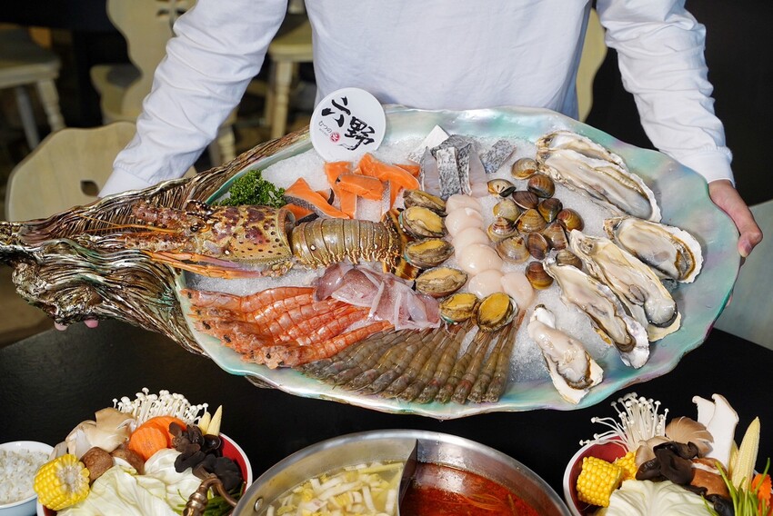 新竹麻辣鍋推薦!「六野鴛鴦鍋物」不能錯過超浮誇頂級豪華巨無霸貝殼海鮮船,整體食材新鮮,重點是湯頭好喝,鴨血、豆腐、酸菜都能無限續! - 阿華田的美食日記