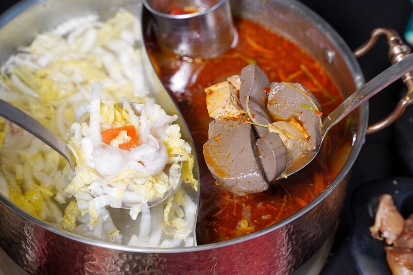 新竹麻辣鍋推薦!「六野鴛鴦鍋物」不能錯過超浮誇頂級豪華巨無霸貝殼海鮮船,整體食材新鮮,重點是湯頭好喝,鴨血、豆腐、酸菜都能無限續! - 阿華田的美食日記