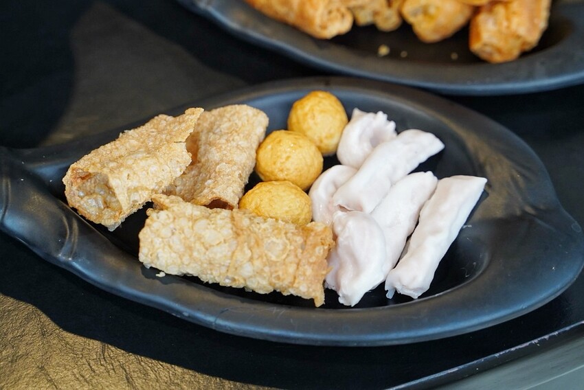 新竹麻辣鍋推薦!「六野鴛鴦鍋物」不能錯過超浮誇頂級豪華巨無霸貝殼海鮮船,整體食材新鮮,重點是湯頭好喝,鴨血、豆腐、酸菜都能無限續! - 阿華田的美食日記