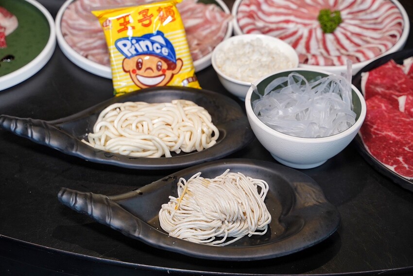 新竹麻辣鍋推薦!「六野鴛鴦鍋物」不能錯過超浮誇頂級豪華巨無霸貝殼海鮮船,整體食材新鮮,重點是湯頭好喝,鴨血、豆腐、酸菜都能無限續! - 阿華田的美食日記