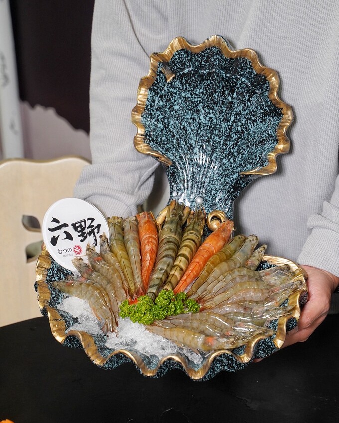 新竹麻辣鍋推薦!「六野鴛鴦鍋物」不能錯過超浮誇頂級豪華巨無霸貝殼海鮮船,整體食材新鮮,重點是湯頭好喝,鴨血、豆腐、酸菜都能無限續! - 阿華田的美食日記