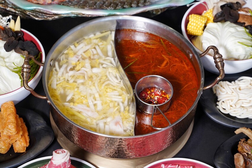 新竹麻辣鍋推薦!「六野鴛鴦鍋物」不能錯過超浮誇頂級豪華巨無霸貝殼海鮮船,整體食材新鮮,重點是湯頭好喝,鴨血、豆腐、酸菜都能無限續! - 阿華田的美食日記