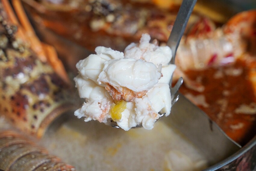 新竹麻辣鍋推薦!「六野鴛鴦鍋物」不能錯過超浮誇頂級豪華巨無霸貝殼海鮮船,整體食材新鮮,重點是湯頭好喝,鴨血、豆腐、酸菜都能無限續! - 阿華田的美食日記