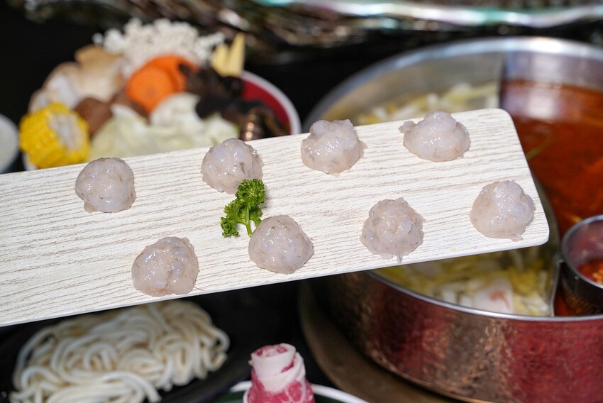 新竹麻辣鍋推薦!「六野鴛鴦鍋物」不能錯過超浮誇頂級豪華巨無霸貝殼海鮮船,整體食材新鮮,重點是湯頭好喝,鴨血、豆腐、酸菜都能無限續! - 阿華田的美食日記