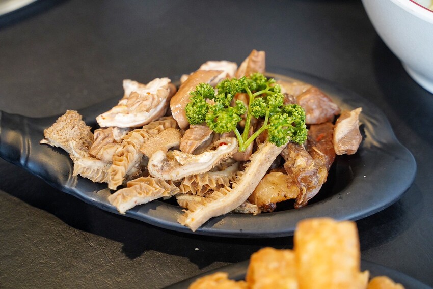 新竹麻辣鍋推薦!「六野鴛鴦鍋物」不能錯過超浮誇頂級豪華巨無霸貝殼海鮮船,整體食材新鮮,重點是湯頭好喝,鴨血、豆腐、酸菜都能無限續! - 阿華田的美食日記