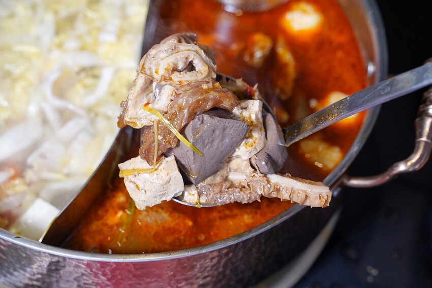 新竹麻辣鍋推薦!「六野鴛鴦鍋物」不能錯過超浮誇頂級豪華巨無霸貝殼海鮮船,整體食材新鮮,重點是湯頭好喝,鴨血、豆腐、酸菜都能無限續! - 阿華田的美食日記