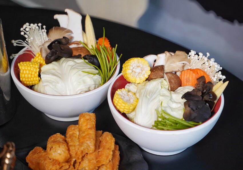 新竹麻辣鍋推薦!「六野鴛鴦鍋物」不能錯過超浮誇頂級豪華巨無霸貝殼海鮮船,整體食材新鮮,重點是湯頭好喝,鴨血、豆腐、酸菜都能無限續! - 阿華田的美食日記