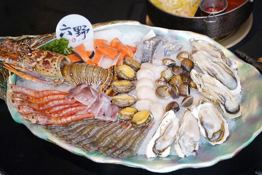 新竹麻辣鍋推薦!「六野鴛鴦鍋物」不能錯過超浮誇頂級豪華巨無霸貝殼海鮮船,整體食材新鮮,重點是湯頭好喝,鴨血、豆腐、酸菜都能無限續! - 阿華田的美食日記