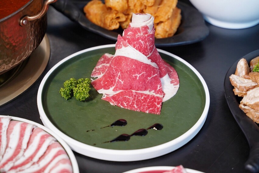 新竹麻辣鍋推薦!「六野鴛鴦鍋物」不能錯過超浮誇頂級豪華巨無霸貝殼海鮮船,整體食材新鮮,重點是湯頭好喝,鴨血、豆腐、酸菜都能無限續! - 阿華田的美食日記