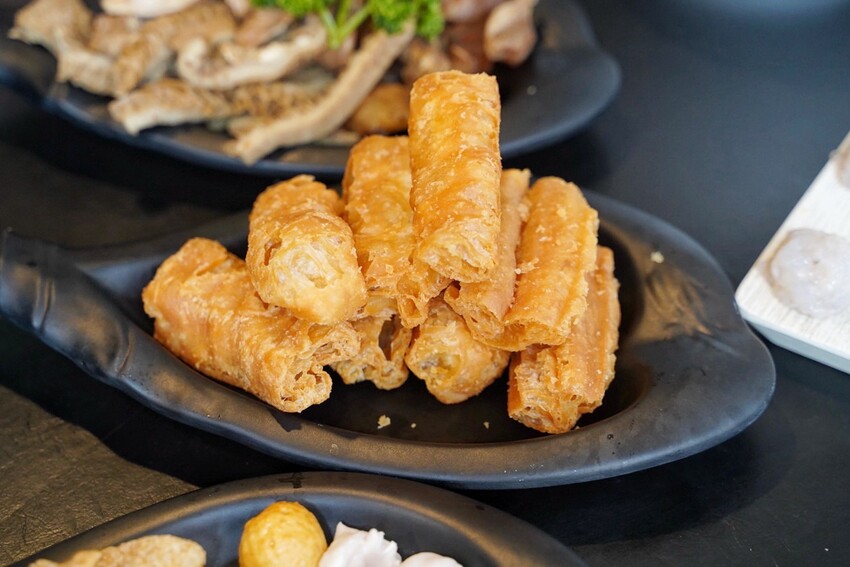 新竹麻辣鍋推薦!「六野鴛鴦鍋物」不能錯過超浮誇頂級豪華巨無霸貝殼海鮮船,整體食材新鮮,重點是湯頭好喝,鴨血、豆腐、酸菜都能無限續! - 阿華田的美食日記