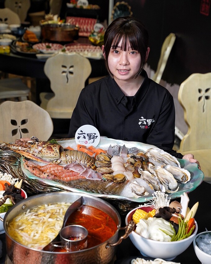 新竹麻辣鍋推薦!「六野鴛鴦鍋物」不能錯過超浮誇頂級豪華巨無霸貝殼海鮮船,整體食材新鮮,重點是湯頭好喝,鴨血、豆腐、酸菜都能無限續! - 阿華田的美食日記