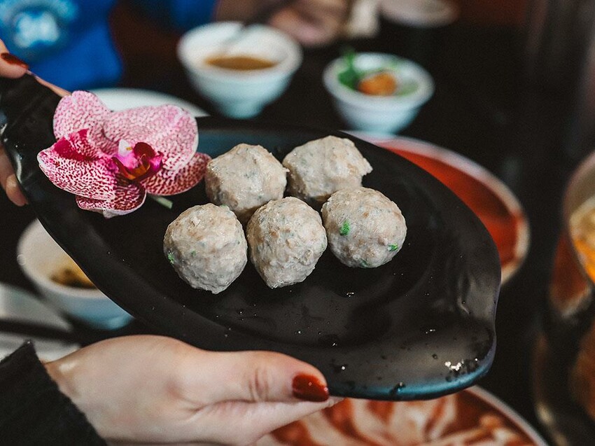 新竹六野鴛鴦鍋物全新開幕 奢華大龍蝦生食極干貝生蠔六人頂級豪華套餐只要$4999,六種自熬湯底內用白飯、王子麵免費供應