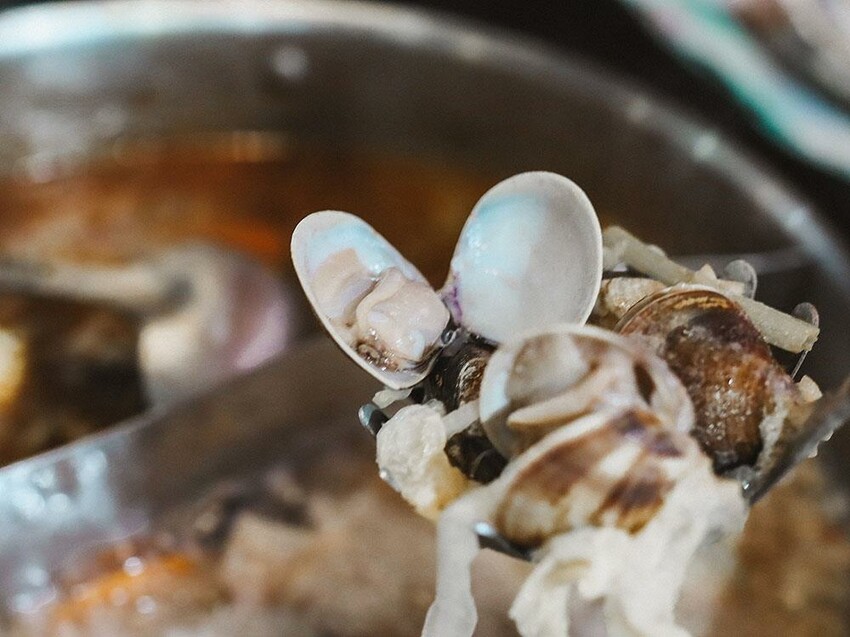 新竹六野鴛鴦鍋物全新開幕 奢華大龍蝦生食極干貝生蠔六人頂級豪華套餐只要$4999,六種自熬湯底內用白飯、王子麵免費供應