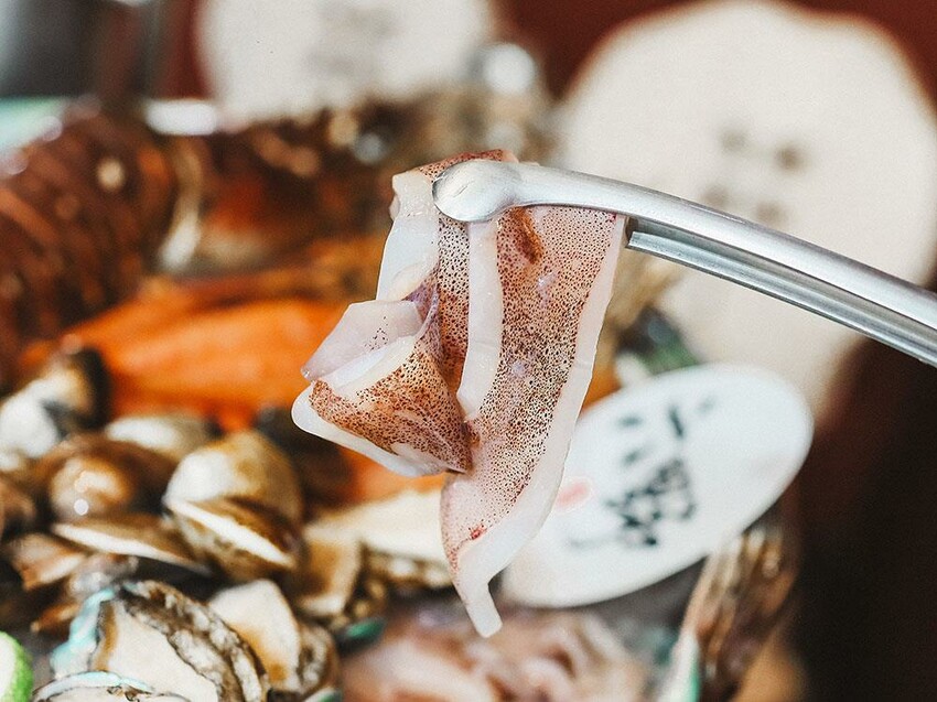 新竹六野鴛鴦鍋物全新開幕 奢華大龍蝦生食極干貝生蠔六人頂級豪華套餐只要$4999,六種自熬湯底內用白飯、王子麵免費供應