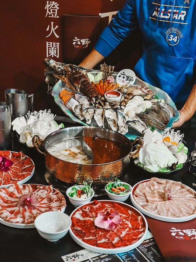 新竹六野鴛鴦鍋物全新開幕 奢華大龍蝦生食極干貝生蠔六人頂級豪華套餐只要$4999,六種自熬湯底內用白飯、王子麵免費供應