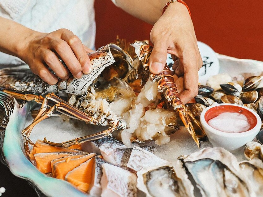 新竹六野鴛鴦鍋物全新開幕 奢華大龍蝦生食極干貝生蠔六人頂級豪華套餐只要$4999,六種自熬湯底內用白飯、王子麵免費供應