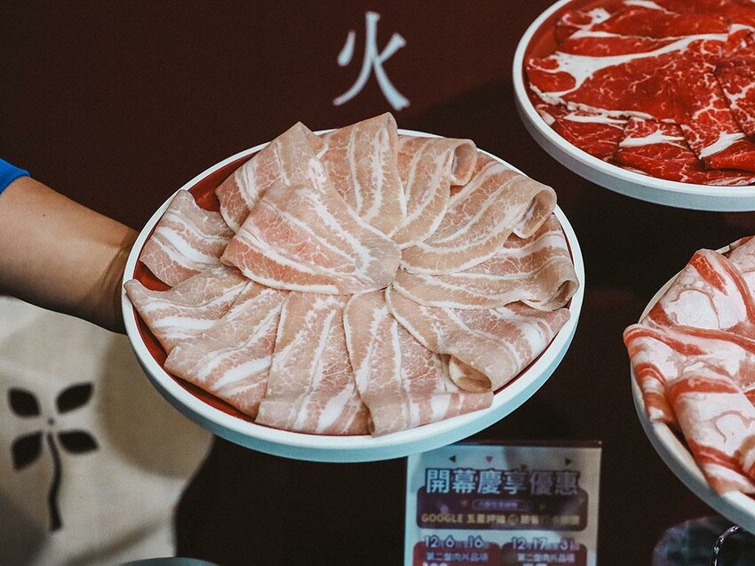 新竹六野鴛鴦鍋物全新開幕 奢華大龍蝦生食極干貝生蠔六人頂級豪華套餐只要$4999,六種自熬湯底內用白飯、王子麵免費供應