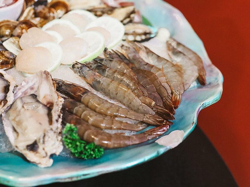 新竹六野鴛鴦鍋物全新開幕 奢華大龍蝦生食極干貝生蠔六人頂級豪華套餐只要$4999,六種自熬湯底內用白飯、王子麵免費供應