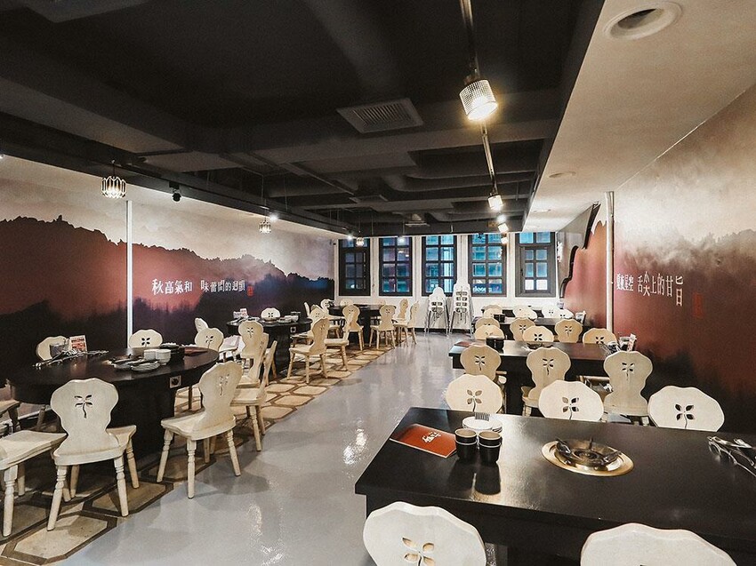 新竹六野鴛鴦鍋物全新開幕 奢華大龍蝦生食極干貝生蠔六人頂級豪華套餐只要$4999,六種自熬湯底內用白飯、王子麵免費供應