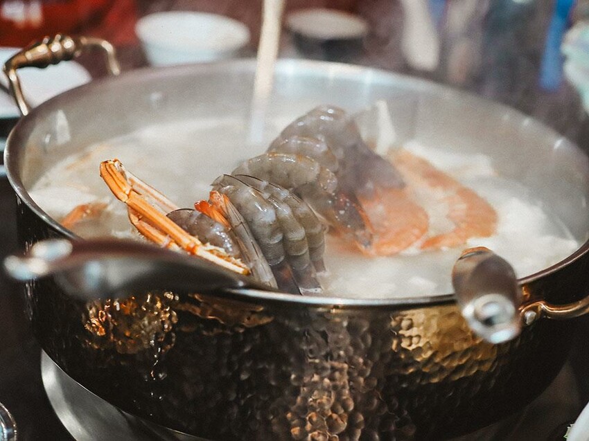 新竹六野鴛鴦鍋物全新開幕 奢華大龍蝦生食極干貝生蠔六人頂級豪華套餐只要$4999,六種自熬湯底內用白飯、王子麵免費供應