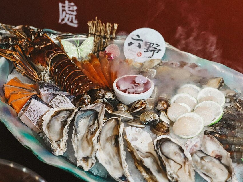 新竹六野鴛鴦鍋物全新開幕 奢華大龍蝦生食極干貝生蠔六人頂級豪華套餐只要$4999,六種自熬湯底內用白飯、王子麵免費供應