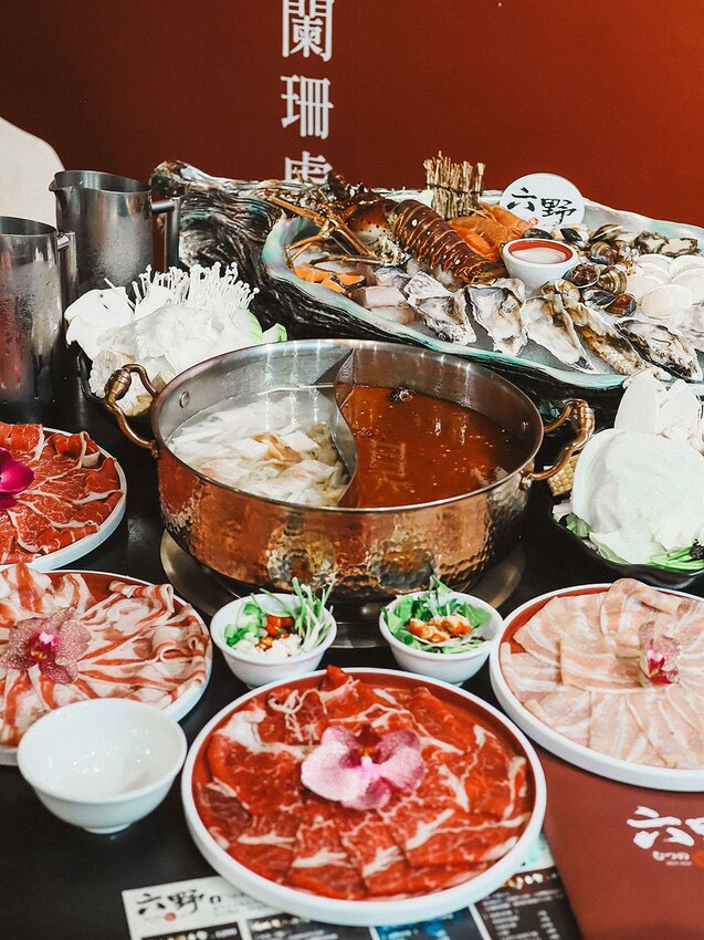 新竹六野鴛鴦鍋物全新開幕 奢華大龍蝦生食極干貝生蠔六人頂級豪華套餐只要$4999,六種自熬湯底內用白飯、王子麵免費供應