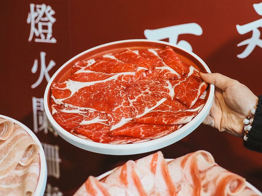 新竹六野鴛鴦鍋物全新開幕 奢華大龍蝦生食極干貝生蠔六人頂級豪華套餐只要$4999,六種自熬湯底內用白飯、王子麵免費供應