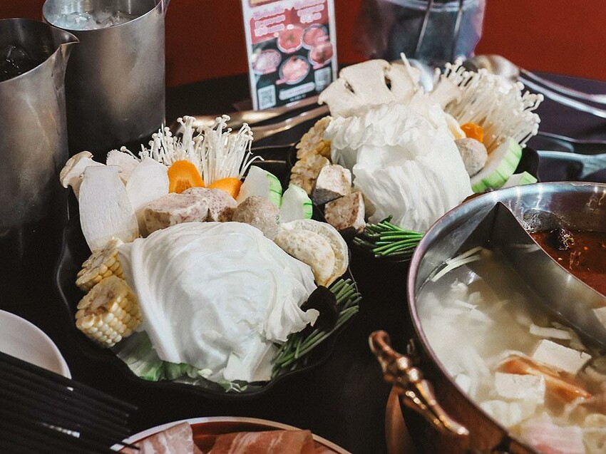 新竹六野鴛鴦鍋物全新開幕 奢華大龍蝦生食極干貝生蠔六人頂級豪華套餐只要$4999,六種自熬湯底內用白飯、王子麵免費供應