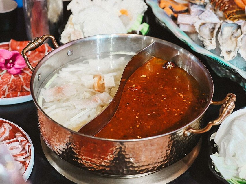 新竹六野鴛鴦鍋物全新開幕 奢華大龍蝦生食極干貝生蠔六人頂級豪華套餐只要$4999,六種自熬湯底內用白飯、王子麵免費供應