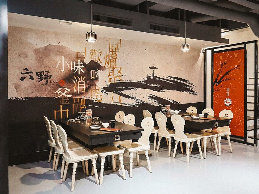 新竹六野鴛鴦鍋物全新開幕 奢華大龍蝦生食極干貝生蠔六人頂級豪華套餐只要$4999,六種自熬湯底內用白飯、王子麵免費供應