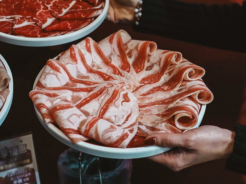 新竹六野鴛鴦鍋物全新開幕 奢華大龍蝦生食極干貝生蠔六人頂級豪華套餐只要$4999,六種自熬湯底內用白飯、王子麵免費供應