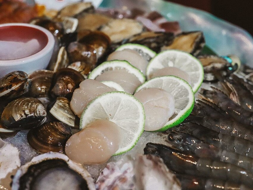 新竹六野鴛鴦鍋物全新開幕 奢華大龍蝦生食極干貝生蠔六人頂級豪華套餐只要$4999,六種自熬湯底內用白飯、王子麵免費供應