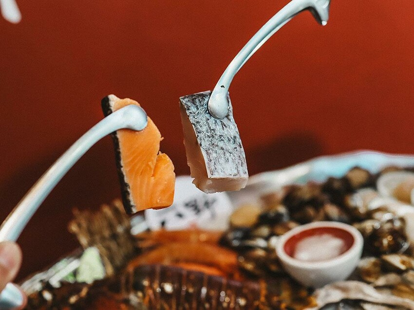 新竹六野鴛鴦鍋物全新開幕 奢華大龍蝦生食極干貝生蠔六人頂級豪華套餐只要$4999,六種自熬湯底內用白飯、王子麵免費供應