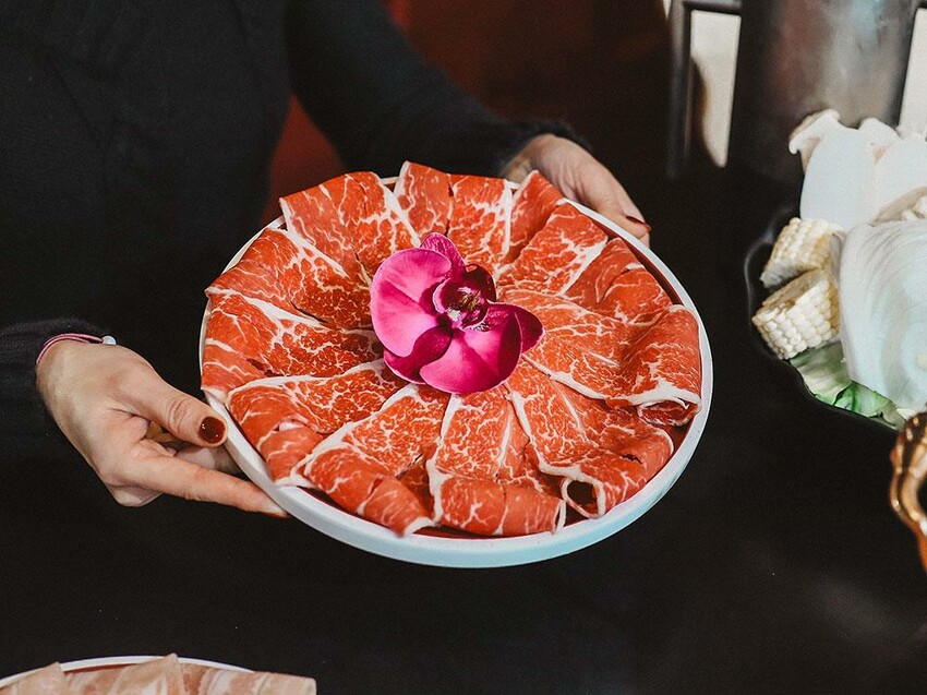 新竹六野鴛鴦鍋物全新開幕 奢華大龍蝦生食極干貝生蠔六人頂級豪華套餐只要$4999,六種自熬湯底內用白飯、王子麵免費供應