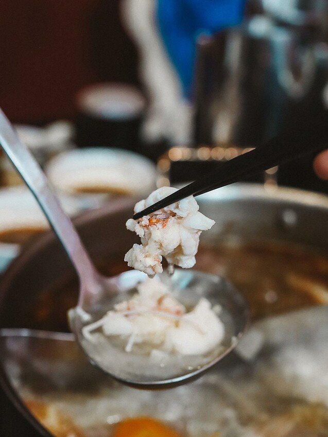 新竹六野鴛鴦鍋物全新開幕 奢華大龍蝦生食極干貝生蠔六人頂級豪華套餐只要$4999,六種自熬湯底內用白飯、王子麵免費供應
