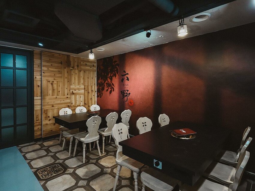 新竹六野鴛鴦鍋物全新開幕 奢華大龍蝦生食極干貝生蠔六人頂級豪華套餐只要$4999,六種自熬湯底內用白飯、王子麵免費供應