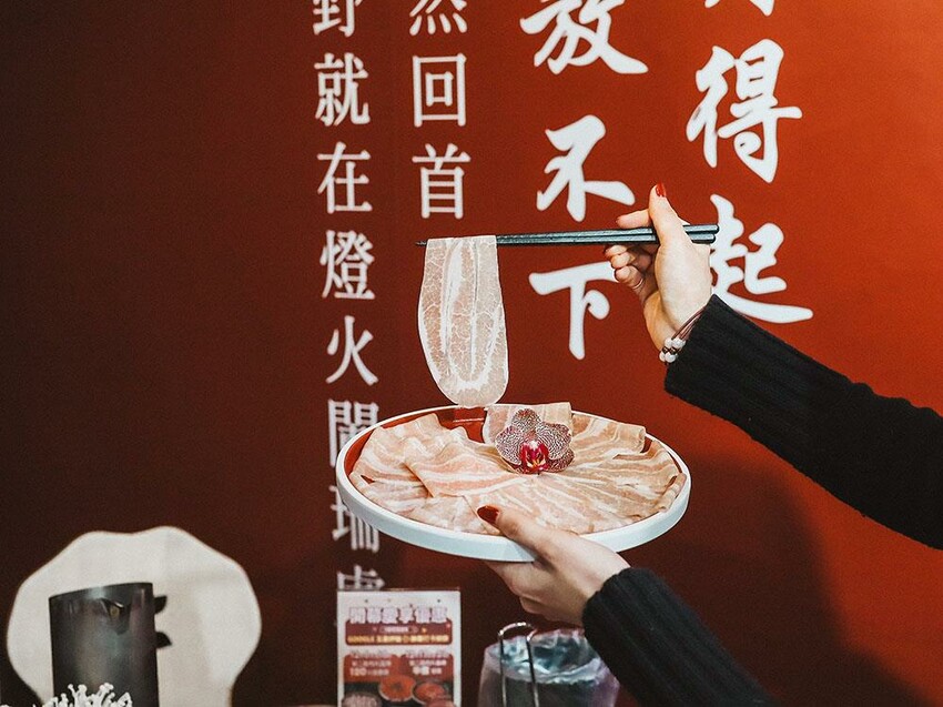 新竹六野鴛鴦鍋物全新開幕 奢華大龍蝦生食極干貝生蠔六人頂級豪華套餐只要$4999,六種自熬湯底內用白飯、王子麵免費供應