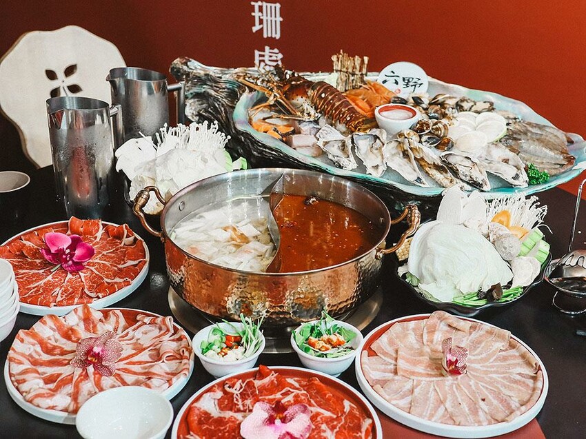 新竹六野鴛鴦鍋物全新開幕 奢華大龍蝦生食極干貝生蠔六人頂級豪華套餐只要$4999,六種自熬湯底內用白飯、王子麵免費供應