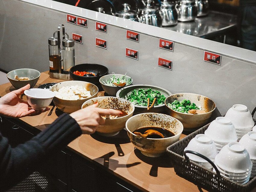 新竹六野鴛鴦鍋物全新開幕 奢華大龍蝦生食極干貝生蠔六人頂級豪華套餐只要$4999,六種自熬湯底內用白飯、王子麵免費供應