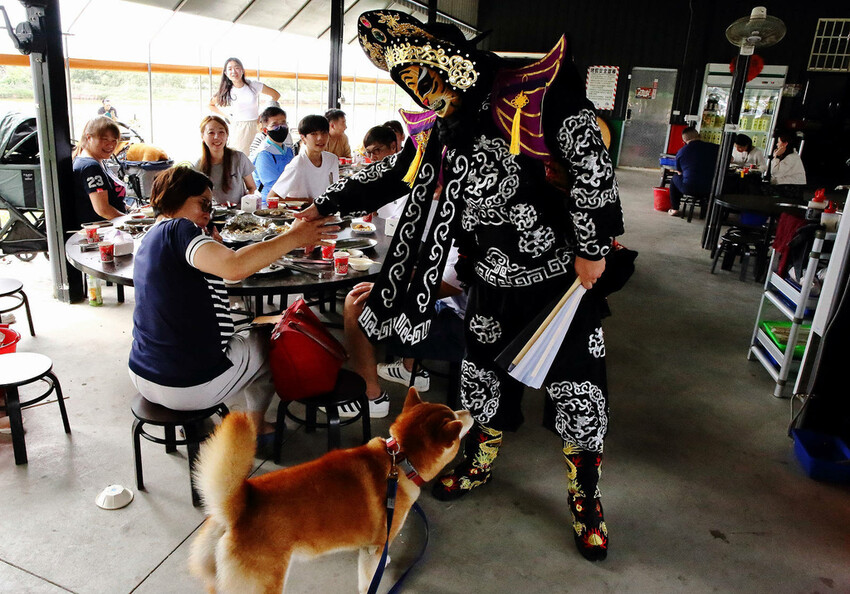 嘉義烤蚵吃到飽推薦！東石蚵王烤鮮蚵吃到飽，每人只要200元，