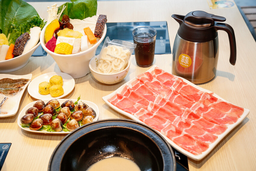 桃園市桃園區季節限定鍋底蒜香胡椒鍋新上市!超激省優惠券點主餐免費享用蛋餃or蔥香小丸子~滿額加送雪花牛肉．石二鍋