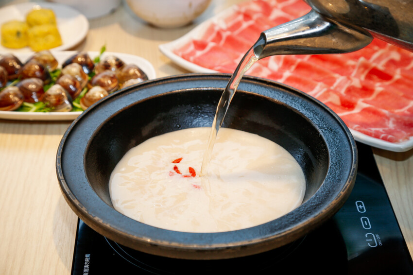 桃園市桃園區季節限定鍋底蒜香胡椒鍋新上市!超激省優惠券點主餐免費享用蛋餃or蔥香小丸子~滿額加送雪花牛肉．石二鍋