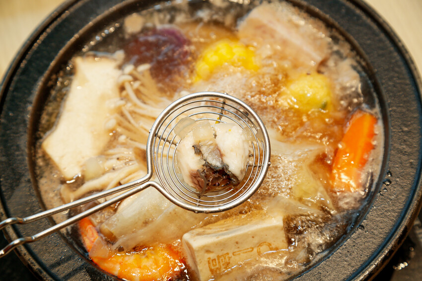 桃園市桃園區季節限定鍋底蒜香胡椒鍋新上市!超激省優惠券點主餐免費享用蛋餃or蔥香小丸子~滿額加送雪花牛肉．石二鍋