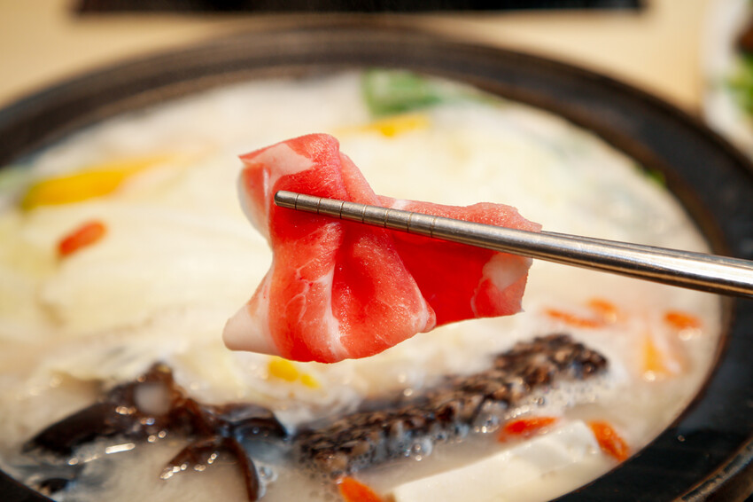 桃園市桃園區季節限定鍋底蒜香胡椒鍋新上市!超激省優惠券點主餐免費享用蛋餃or蔥香小丸子~滿額加送雪花牛肉．石二鍋