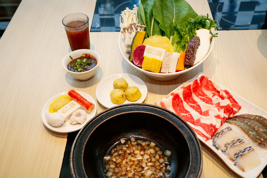 桃園市桃園區季節限定鍋底蒜香胡椒鍋新上市!超激省優惠券點主餐免費享用蛋餃or蔥香小丸子~滿額加送雪花牛肉．石二鍋