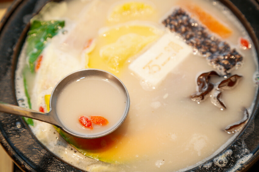 桃園市桃園區季節限定鍋底蒜香胡椒鍋新上市!超激省優惠券點主餐免費享用蛋餃or蔥香小丸子~滿額加送雪花牛肉．石二鍋