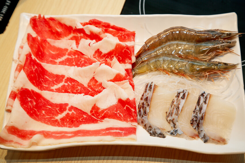 桃園市桃園區季節限定鍋底蒜香胡椒鍋新上市!超激省優惠券點主餐免費享用蛋餃or蔥香小丸子~滿額加送雪花牛肉．石二鍋