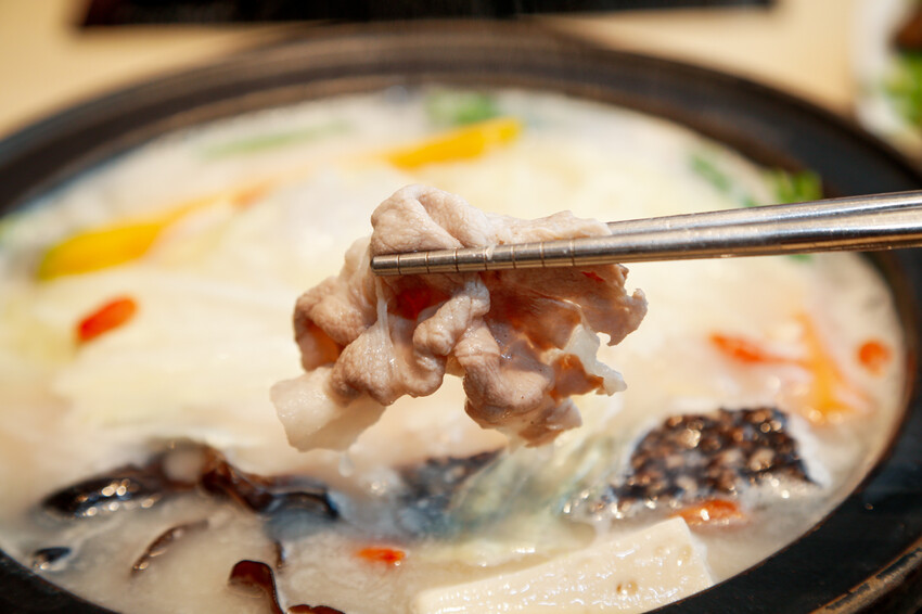 桃園市桃園區季節限定鍋底蒜香胡椒鍋新上市!超激省優惠券點主餐免費享用蛋餃or蔥香小丸子~滿額加送雪花牛肉．石二鍋